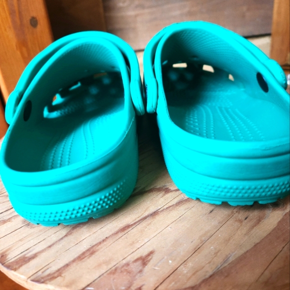 CROCS- WOMENS SIZE 6/ MENS SIZE 4 - Picture 6 of 8